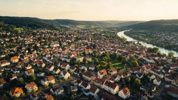Blick ueber Wohnviertel einer mittelhessischen Stadt mit Gruenflaechen